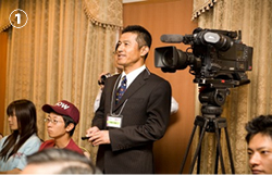 テレビ局のカメラにも動じず、説明をする村木副理事長。